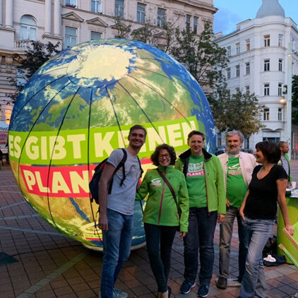 Fünf Personen stehen am Wallensteinplatz, dahinter eine große aufgeblasene Erdkugel mit der Aufschrift "Es gibt keinen Planet B"