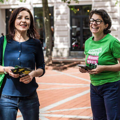 Ewa Ernst-Dziedzic und Elisabeth Kittel lachen beim Flyer-Verteilen